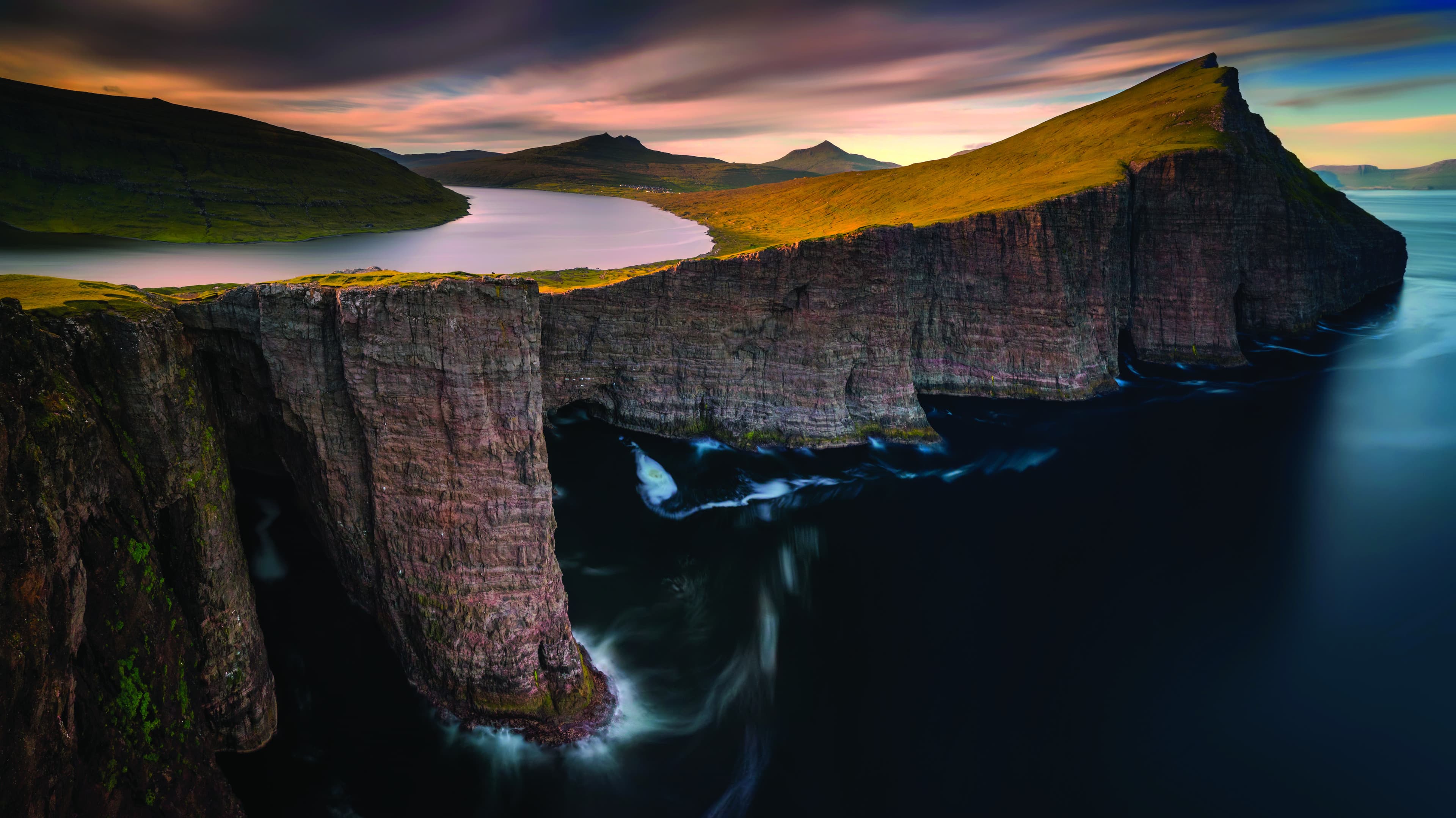 Il lago Sørvágsvatn sospeso sull’oceano, Isole Fær Øer